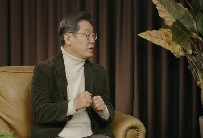 이재명 더불어민주당 대선후보가 지난 21일 게임 유튜브 채널인 '김성회의 G식백과'에 출연해 발언하고 있다.