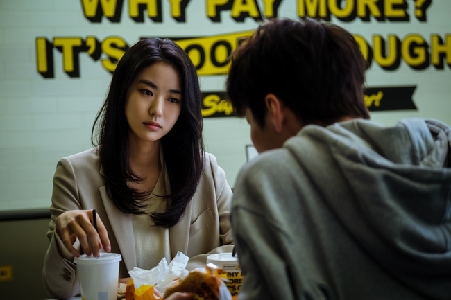 Lee E-Dams suspicious move has been capturedThe unexpected appearance of Lee Seol (Lee E-Dam), who has gained the trust of Yoon Jae Hee (Su Ae), meeting with Park Yong-seop (Lee Kyu-hyun) in the JTBC drama City of the Duke (played by Son Se-dong/directed by Jeon Chang-geun/produced by High Story D & C, JTBC Studio) is drawing attention.In the last broadcast, Park Yong-seop received money in exchange for handing over Roh Young-joo (played by Hwang Sun-hee)s laptop to Seo Han-sook (played by Kim Mi-sook), and became naturally woven with Sung Jin-ga.In his house, Kim Lees art history note, Yoon Jae Hee, and Jung Jun-hyuks magazine page were found, leaving viewers curious about the relationship between Kim Seel and Park Yong-seop.Moreover, Lee Seol has been showing a clear interest in Yoon Jae Hee and is horribly permeating the lives of Sungjin.But she is always questioning why Kim Lee Seol is favorable to Yoon Hee and does not ignore Jung Jun-hyuks interest in her.The figure Seo Han-sook was looking for was slowly revealed to Kim Lee Seol, suggesting her fate to be firmly tied to Sung Jin-ga.Therefore, Kim Lee Seol is comfortable enough to eat fast food like Park Yong-seop, but it is not a little nice.Indeed, there are countless questions and expectations for todays broadcasts about what the two are related to, what they met, what is the relationship between the incident hidden in Sungjin and the relationship between Kim Seol.
