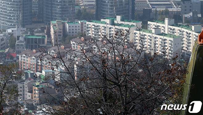 서울 중구 남산타워에서 바라본 아파트 단지의 모습. © News1 김진환 기자