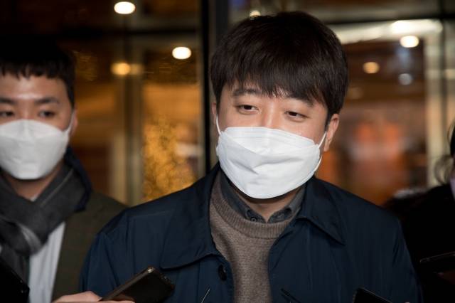 국민의힘 이준석 대표가 22일 서울 중구 롯데호텔에서 김종인 총괄선대위원장과 회동한 뒤 호텔을 나서고 있다. 국회사진기자단