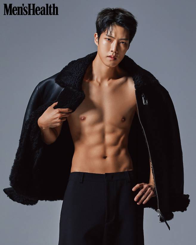 Golden Child Lee Dae-yeol decorated the cover model of the January 2022 issue of Mans Health Korea.This picture is known as the first solo cover of Lee Dae-yeols life.Lee Sung-yeol and Lee Dae-yeol have been named as the brothers who covered the cover of Mans Health Korea magazine, the first in the history of Mans Health Korea.Lee Sung-yeol, the older brother of Lee Dae-yeol and Infinite, had a cover in July last year.Lee Dae-yeol is famous for his movement stone among his usual fans.He received a PT for his brothers express exercise to film the cover of Mans Health Korea, and as his brother advised, he was enthusiastically preparing, eating only nine boiled eggs a day.Thanks to this, he showed a clear six-pack abs that could not be seen anywhere.This cover shoot featured Lee Dae-yeol in the process of going from boy to adult; he featured a charismatic, manly inner figure as a leader, unlike his boyish appearance.According to the official, Lee Dae-yeol is the back door of the staff who showed active pose and active shooting without any hard feelings on the set and received cheers from the staff.Lee Dae-yeol talked truthfully about his childhood passive and timid moment as a child, his grievances as a leader leading 10 Golden Child, including his Episode with his brother, and his future goals.When the Mans Health Korea cover proposal came, I thought it would be impossible for me to do it.I decided to make up my mind that I wanted to show you something else I hadnt shown before, but I never regretted it.Golden Child, who belongs to Lee Dae-yeol, is the fifth mini album of the year, Yes. (YES).) and finished the regular 2nd album repackage DDARA activity, and spent a busier year than anyone else.In addition, the recent 2021 Asia The Artist Awards, which won the prize for The Artist, which captivated the public with its unique charm, proved its hot global popularity by winning the AAA Best Choice.On January 26 next year, Japan debut single Aw!! (A WOO!!) will be released and a full-scale global move will be released.Meanwhile, the January issue of Mans Health Korea, which Lee Dae-yeol has become the first cover model of his life, will be available on and off the 28th.