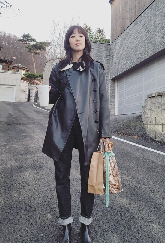 Hye-Jin Jeon posted a picture on her Instagram on Sunday with an article entitled Im about to be Santa...In the photo, Hye-Jin Jeon boasted an extraordinary proportion in a leather coat and jeans, with a Christmas atmosphere full of gifts in his hands.A glimpse of affection for her daughter is from Hye-Jin Jeon, who mentioned the Christmas plan, saying shes Santas age.Ham Eun-jung commented, It is so beautiful ...Meanwhile, Hye-Jin Jeon is married to actor Lee Chun-hee and has an 11-year-old daughter Soyou.Lee Chun-hee and Gong Hyo-jin appeared on KBS 2TV entertainment program From today to harmless.Photo: Hye-Jin Jeon Instagram