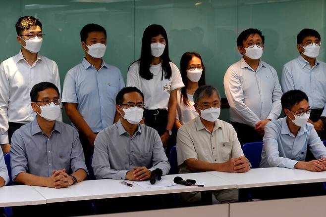 단일 노동조합으론 홍콩 최대 규모인 ’홍콩직업교사노조’(PTU) 지도부가 8월10일 오후 기자회견을 열어 해산 결정을 밝히고 있다. 홍콩/로이터 연합뉴스