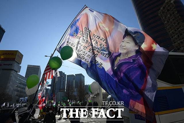펄럭이는 박 전 대통령의 깃발.