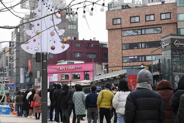 크리스마스를 하루 앞둔 24일 오전 서울 서대문구 신촌기차역 공영주차장 임시선별검사소에서 크리스마스 조형물들 너머로 코로나검사를 받기 위한 줄이 늘어서 있다. 2021.12.24 한지은 인턴기자