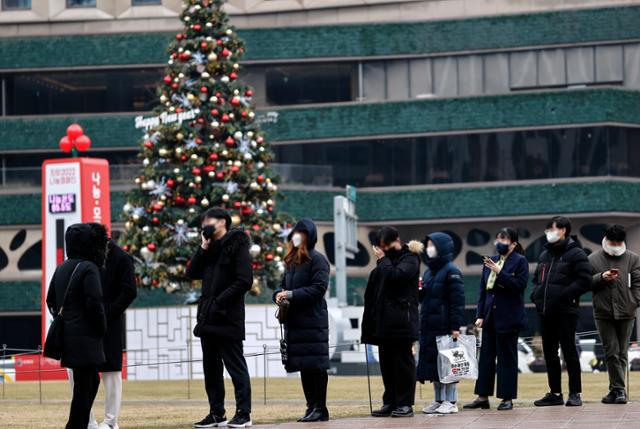 지난 24일 서울시청 앞 광장에 마련된 신종 코로나바이러스 감염증(코로나19) 임시 선별검사소에서 시민들이 줄을 서고 있다. 연합뉴스