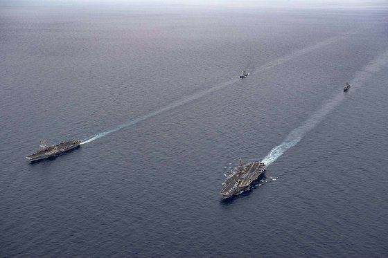 미국 해군의 항공모함 드와이트 아이젠하워(오른쪽)과 프랑스 해군의 항공모함 샤를드골함이 지난 5월 지중해에서 연합 해상훈련을 벌이고 있다. 프랑스 해군
