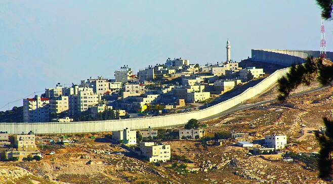 요르단강 서안지구에 건설된 이스라엘 정착촌 분리 장벽 [사진= 위키미디어 커먼스]
