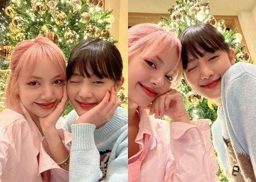 Girl group (girl) child member Minnie released a friendly two-shot with girl group BLACKPINK member Lisa.Minnie posted several photos with Lisa on her 25th day, saying, I hope you will be a pleasant Christmas.In the photo, Minnie, Lisa, drew a V against the background of the Christmas tree, or winked with one hand around the ball.Numerous fans welcomed the two recent events, saying, Its completely cute and Minnie and Lisa.