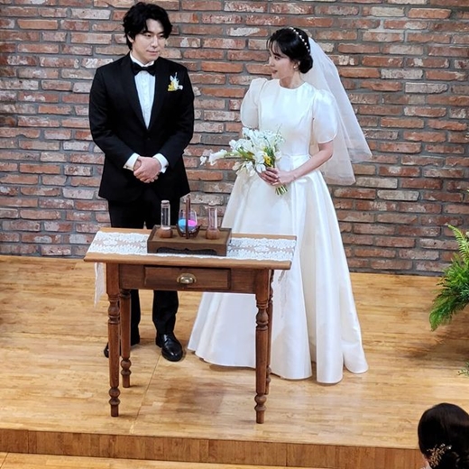 Actors Lee Si-eon (real name Lee Bo-yeon and 39) and Surprise, 33, were marriage.Lee Si-eon and Surprise held a Wedding ceremony in the form of Small Soldiers Wedding at a wedding hall in Jeju Island on Saturday.Lee Si-eon and Surprise began dating in 2017 and have been married for the first time in four years.The pair have been loved as a public couple representing the entertainment industry after the 2018 romance was made public.On this day, several fellow entertainers attended the Wedding ceremony as guests and congratulated Lee Si-eon and Surprise on their new start.In particular, MBC I Live Alone model Han Hye-jin(38), Gag Woman Park Na-rae(36), cartoonist Kian84 (real name Kim Hee-min and 37) showed a special friendship with Lee Si-eon by directly looking for Jeju Island.Han Hye-jin said through SNS, Happy Lee Bo-yeon Surprise couple! Congratulations! Happy for us!!!!!! Let Ji-seung be happy!!!, and Park Na-rae congratulated him, #I Live Alone #marriage #honorable graduation #Jeju Island #marriage #Lee Si-eon #Congratulations #Kian84 #Han Hye-jin #Park Na-rae Beautiful Bride #Surprise, Kian84 wrote, Goodbye Le-Rae E Si-eon and other articles along with the certification photos, Lee Si-eons marriage was delighted together.Lee Si-eons wife Surprise made her entertainment debut in 2005 through the drama Rounding 2.In the meantime, he has appeared in dramas such as Shindon, 7th grade official, Ghost detective, Cheoyong 2, Love temperature, Gangsin, You are there.Surprises biological sister is famous professional gamer Seo Ji-su, 36.
