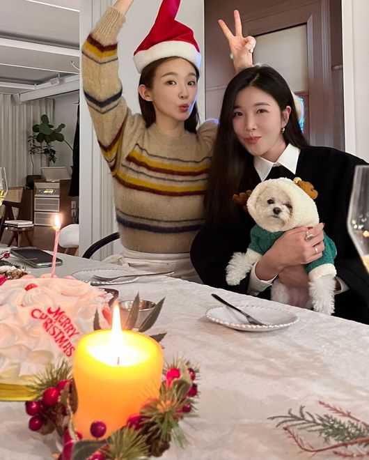 Davichi Lee Hae-ri, Kang Min-kyung, also joined Christmas in 2021.On the afternoon of the 25th, Davichi Lee Hae-ri posted a number of self-portraits taken with Kang Min-kyung on his personal SNS, saying, This Christmas also suffered so much thanks to the roast chicken, Haksen, pasta, ramen, cake, ice cream, and table that Davichis youngest prepared.Lee Hae-ri said, Thanks to you, I feel good.I did not look in the mirror tomorrow, and I sent a happy Christmas with warm words ~ ~ He said.Lee Hae-ri in the photo is enjoying a pleasant Christmas party with a dog at Kang Min-kyungs house.The two are enjoying the Christmas atmosphere by using a huge tree, Santa hat, lighting, candles.The fans envied Kang Min-kyung and Lee Hae-ris Davisi friendship with the comments such as Go away from the restaurant, I am so beautiful, I am happy if my sisters are happy, Davichi seems to be Moy Yat Christmas and Meanwhile, Davichi released Christmas Carroll album Moy Yat Christmas on the 6th.davichi Lee Hae-ri SNS