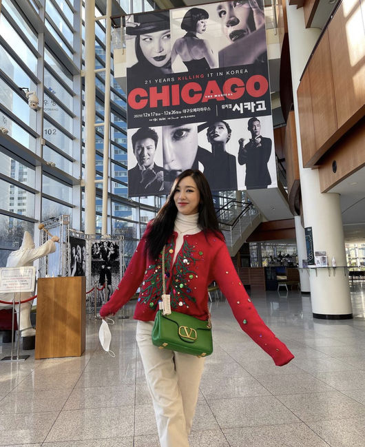 Singer and musical actor Tiffany Young has unveiled her Christmas look.On Saturday afternoon, Tiffany Young released her Christmas look on Instagram.Tiffany Young posted a total of three photos in the post, Christmas with Chicago.The photos posted by Tiffany Young are a perfect Christmas look with a red cardigan with a tree pattern and a green mini bag, with a natural black, long hair that is pitch black.Tiffany Young has completed and peaked in fashion with cardigan and a rugged red lip make-up.Fans were still interested in seeing pictures of Tiffany Young, such as There is no human tree, I wonder about lip information, Tiffany is like the end of self-management and Sister Today musical fighting.Tiffany Young made her debut in 2007 through Girls Generation (SM Entertainment), setting a record for all-time.Tiffany Young currently has a subsidiary in the United States and has been a musical actor since the singer, especially in the role of Roxy in the musical Chicago and has received favorable reviews.Tiffany Young Instagram