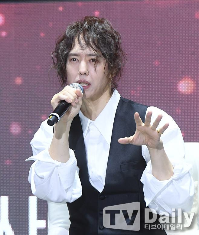Controversy over the Singer Amount date is intensifying.Amount date will hold a solo fan meeting REBOOT: Our Own Travel at Anyang Art Center Gwanak Hall on January 8th at 2 pm and 7 pm next year.But the process has been embroiled in a controversy over the high price of tickets: 130,000 won for R seats and 160,000 won for VIP seats.In addition, criticism continued in the way of selling photo books sold through fan cafes in September and after-sales measures.Despite the high price, the contents are poor and the refund measures have not been smoothly implemented.In particular, some fans have raised suspicions about Tax evasion, with the fact that they sold only as account transfer by account account account of fan cafe operator.In response, Amount date has appealed for injustice through News 1, and has actively denied the allegations.He proceeded through a tax accountant over the tax evasion allegations, and paid taxes sincerely.In addition, the photo book is made in small scale, so the production cost has risen, and the refund has also taken a long time, but I have never done it.Amount date is also surrounded by suspicions of operating the agency Illegal.It is suspected that the agency established in the form of a one-person agency is operating as an Illegal without receiving a certificate of registration for popular culture and arts planning.As for this part, he said, It is not long since I moved to a one-person agency. After confirming the operation part, I said that I would actively move if there was a part I had to do.Among them, the sports trend on the 24th said that the related department received additional accusations of allegations of lying about the past visa renewal refusal and alleged violation of copyright law on the count date.When I came to Korea, I brought a 10-year visa, Amount date said on JTBCs Tuyu Project - Sara Sugarman 3 broadcast in December 2019. I went to the immigration office to get an unnatural field, but the person in charge said, I do not like you in Korea.However, the accuser A said through the media, After the broadcast, Amount date changed the statement that he had not met an immigration office employee. Amount date received a Nationality recovery permit in January 1993, but canceled the Nationality recovery report without giving up United States of America until the expiration of the United States of America citizenship loss report.  He pointed out.Some of them have raised suspicions about military service avoidance, but the Ministry of Justice is not possible.Sara Sugarman 3 and YouTube Top Goal Song were reexamined and the Amount date that succeeded in Theory of Ambitions.But now, he is in crisis due to various suspicions.