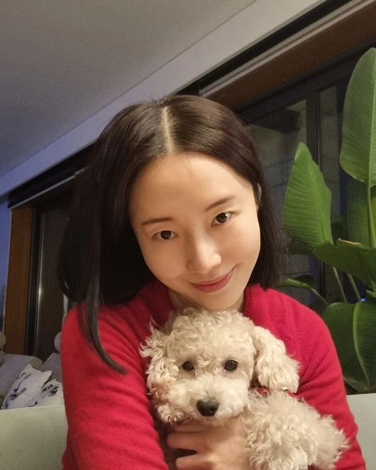 Actor Lee Jung-hyun is still struggling with Morning sickness.Lee Jung-hyun posted a picture on his SNS on the 26th, saying, Tori Kelly, who was hard to love.In the photo, Lee Jung-hyun is taking a picture with his dog Tori Kelly; Lee Jung-hyun, who recently reported the news of the pregnancy, is a little swollen.In particular, Lee Jung-hyun said, Morning sharpness disappears. He also said that he is still suffering from Morning sharpness.Lee Jung-hyun has previously reported on the news of pregnancy, but has complained about the troubles caused by Morning sickness.Meanwhile, Lee Jung-hyun marriages with an orthopedic surgeon aged three years younger in 2019.