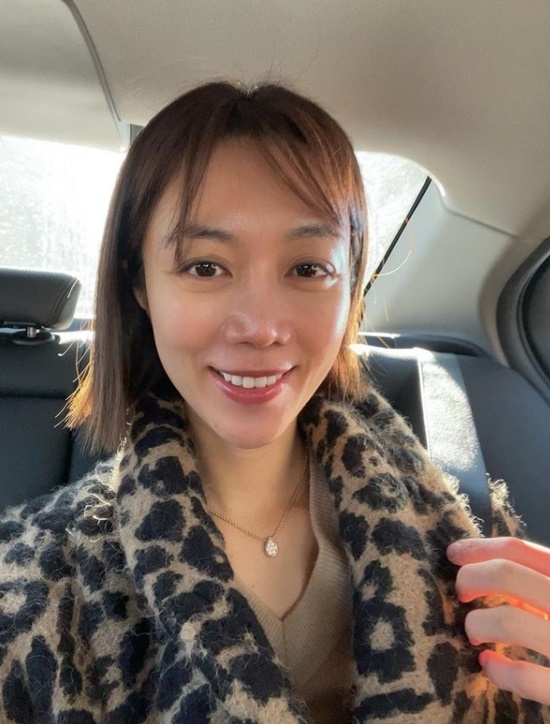 On the 26th, Seo Hyun-jin said to his instagram, Why did not you ever think about taking an app with an app when you paid for a few million won for beauty plus?I have to look at the correction properly when I put it up and put it on the way to see the dinosaur picture diligently after breakfast. And added the hashtag O-nu-ri is the Youngest Day .Seo Hyun-jin in the public photo is smiling brightly while looking at the camera in the moving car. Even on the face that does not make up much, the eye-catching features catch the attention.Seo Hyun-jin, who married an otolaryngologist in 2017, gave birth to her son in November 2019 and is constantly communicating with the public by uploading her daily life to SNS.Photo = Seo Hyun-jin Instagram