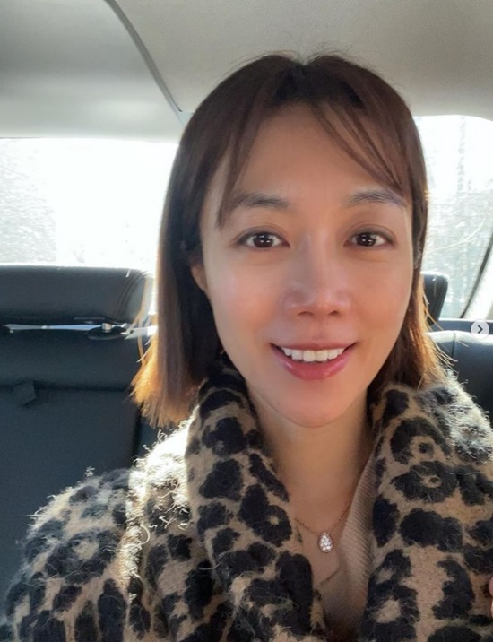 On the 26th, Seo Hyun-jin said to his instagram, Why did not you ever think about taking an app with an app when you paid for a few million won for beauty plus?I have to look at the correction properly when I put it up and put it on the way to see the dinosaur picture diligently after breakfast. And added the hashtag O-nu-ri is the Youngest Day .Seo Hyun-jin in the public photo is smiling brightly while looking at the camera in the moving car. Even on the face that does not make up much, the eye-catching features catch the attention.Seo Hyun-jin, who married an otolaryngologist in 2017, gave birth to her son in November 2019 and is constantly communicating with the public by uploading her daily life to SNS.Photo = Seo Hyun-jin Instagram
