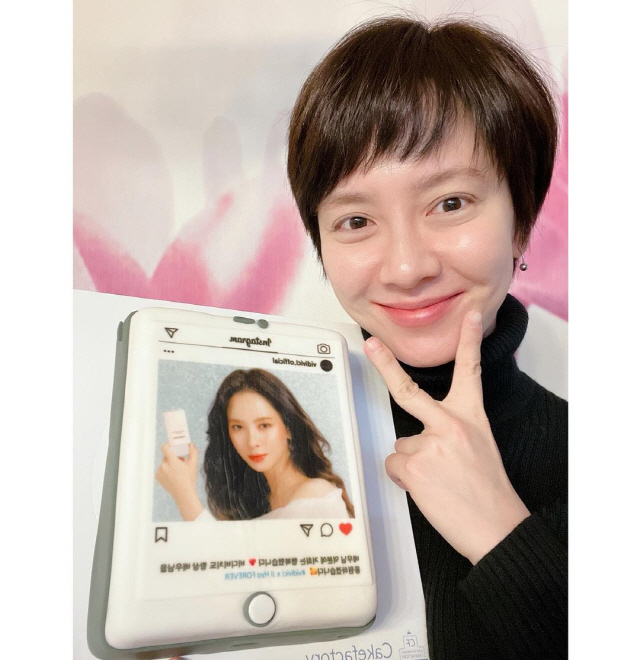 Actor Song Ji-hyo boasted a beauty that digested any hair.Song Ji-hyo said on his SNS on the 27th, Thank you for always cheering me up. I will always cheer you from afar. I love you!And posted several photos.In the public photos, Song Ji-hyos gift from the beauty brand, which was active as a model, was included.The brand made Song Ji-hyos model cut into a cake and presented it to Song Ji-hyo; unlike the long hair in the cake, it is now Short Cuts.Song Ji-hyos beauty is outstanding, which is a completely different atmosphere but digests any head.On the other hand, Song Ji-hyo has recently transformed into Short Cuts and has produced many topics.Song Ji-hyo revealed why he cut his head with Short Cuts through SBS entertainment program Running Man broadcast on the 26th.Its a flower blooming in the summer, its so pretty, theres a lot of knives next to it, so Ive been self-defeating and self-esteem has been lowered, said the introvert, who watched Song Ji-hyos New Year fortune.In 2020, 2021, the tree was almost broken and unlucky; I want to change everything, Song Ji-hyo said, revealing why he cut his hair so he cut his hair.The mechanic cheered, saying, I am lucky and come in from this year.