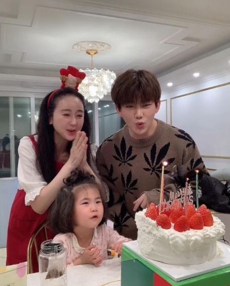 So-won Ham Evolution Family has had a happy ChristmasSo-won Ham, a broadcaster, uploaded a picture to his Instagram on December 26.The photo shows So-won Ham Evolution couple and daughter Ms. Hyejeong looking at the cake; the image of Bung-Bang Family calls for warmth.So-won Ham said in another post, Hyejeong and Husband and the Hyejeong you sent me as a gift and thank you for the abundant and grateful Hyejeong was a birthday and Christmas party. Thank you and thank you for always raising Hyejeong together.