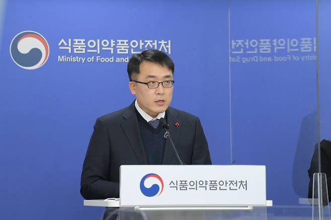 27일 화이자 사의 경구용 치료제, '팍스로비드' 긴급사용승인 관련 브리핑에 참여한 고려대학교 안산병원 감염내과 최원석 교수. 식품의약품안전처 제공