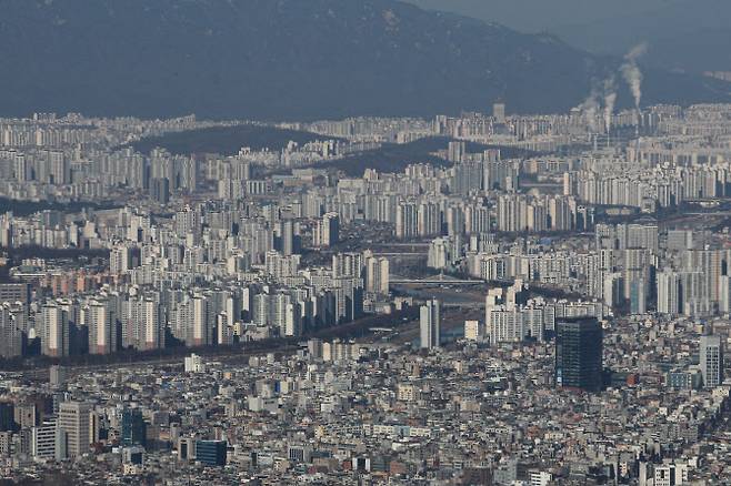 서울 송파구 롯데월드타워 서울스카이에서 바라본 단독주택과 아파트 단지 모습(사진=뉴스1)