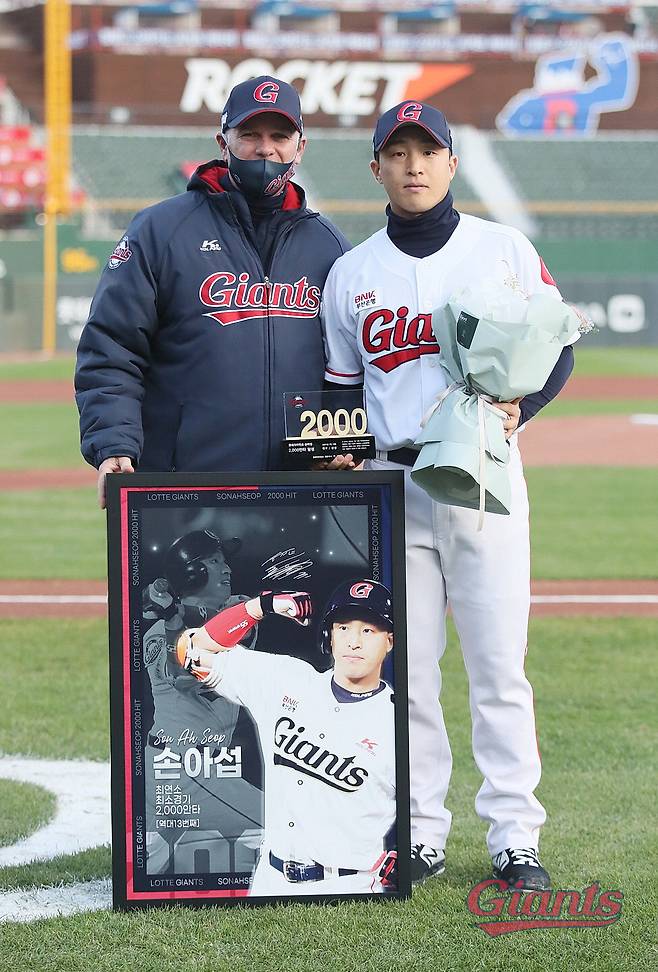 올해 손아섭의 통산 2000안타 행사에서 기념 패널과 함께 축하를 전하는 서튼 감독. 하지만 두 사람은 2022시즌에는 함께 할 수 없다. 사진제공=롯데 자이언츠