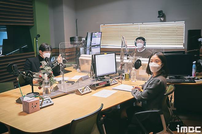 Lee Joon-ho showed off his Red End of Clothes Retail Sanduk Couple Kemi by telling Lee Se-young about the Way to work episode.Actor Lee Joon-ho and Lee Se-young attended MBC FM4U Noons Hope Song Kim Shin-Young in Sangam New Building in Seoul on the afternoon of the 26th as a special DJ and practiced the audience rating pledge.In particular, Lee Joon-ho shook his head to Lee Se-young, saying, Way to work has tears in his eyes.Lee Se-young responded to Lee Joon-hos Way to work episode, which was embarrassed, and it was a moment when Kemi of Sanduk Couple stood out.The Noon Hope Song Kim Shin-Young is broadcast every day from 12:00 p.m. to 2:00 p.m. on MBC FM4U (91.9 MHz in the metropolitan area), and can be heard through PC and smartphone applications mini.iMBC