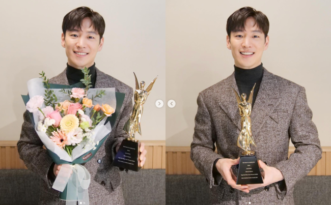 Actor Lee Je-hoon showed off his trophy-certified shot.I received the AACA trophy well - I am very grateful to you for watching and saving Move to Heaven on the official SNS on the 27th.It is an honor to have another chance to remember the work thanks to your love. He added, Thanks to the efforts of many people including the director and the artist, I was able to create a warm work. He added, I will be an Actor who works harder.Lee was nominated for the National Winner for the Netflix series Move to Heaven: I am a Relics Correspondent at the Asian Academy Creative Awards (AACA) held in Singapore on December 2 and 3, and was honored with the finalist nomination.In this work, Lee succeeded in transforming acting as Cho Sang-gu, the guardian of Gru (Tang Jun-sang), a relic organizer with Asperger syndrome.Meanwhile, it was reported that Lee Je-hoon was cast in the movie Escape as a sole report.Earlier, he sent a love call to Actor Koo Gyo-hwan to play Son Heart together in the official ceremony, and Koo Gyo-hwan responded.The film, which features two people, is an action Drama genre that depicts the story of North Korean soldiers trying to defect. The two Actors play North Korean soldiers who dream of defecting.SNS