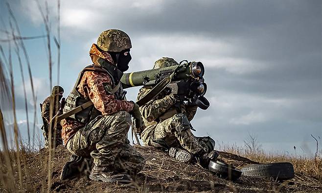우크라이나 군인들이 지난 23일(현지시간) 우크라이나 도네츠크 지역에서 군사훈련을 하면서 미국의 재블린 미사일 발사기를 사용하고 있다. 도네츠크=AP뉴시스