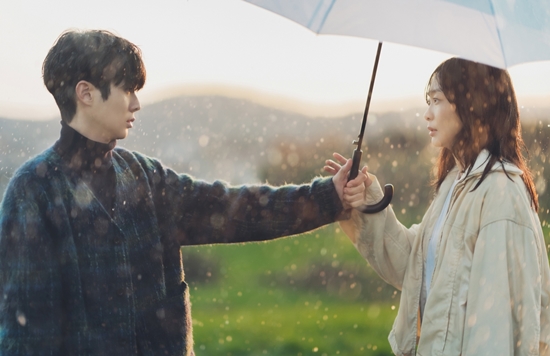 On the 28th, before the 8th episode of SBSs monthly drama That Year, the side unveiled the still cuts of Choi Woong and Kim Da-mi, which create a different atmosphere in unfamiliar travel destinations.In the last broadcast, Choi Woong and Kook Yeon-soo fled each other after the confession of tears.However, the two of them soon met again, and the stupid answer of Kook Yeon-su, who had nothing special to the question of how he had been, reminded Choi Woong of his old memories.He left the training course with a word, I feel like the national training is back now, I am tired, really.However, Choi Woong and Kook Yeon-su were caught by Kim Ji-woong (Kim Sung-chul) and went on a surprise trip, which made the two awkward The Slap expect their relationship changes.In the meantime, Choi Woong and Kook Yeon-soo face each other in the rain in the public photos.Choi Woong, who approaches the countrys training camp, which is stranded in a sudden rain, is handed down with a subtle tremor in the faint eyes of the two people who are facing each other.Choi Woong, who hands an umbrella to Kook Yeon-su, raises the heart rate of viewers, and many times she will be returned to her resentment and regret for each other.It is noteworthy whether the two people who are still suffering from the aftermath of The Slap will be able to meet the turning point.In the 8th broadcast on the 28th, Choi Woong and a surprise trip to shoot a reminder documentary of Kook Yeon-su are drawn.There, the two people are reminded of memories of the past and meet the change of heart.The production team said, The emotions of the three people fluctuate on the trip to Choi Woong, Kook Yeon-su and Kim Ji-woong.I want you to watch the changes of those who have faced the truth that they have been ignoring in a strange space.Meanwhile, the 8th episode of We That Year will be broadcast at 10 pm on the 28th.Photo: Studio N and Super Moon Pictures