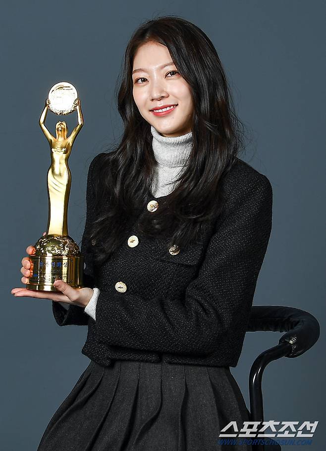 제42회 청룡영화상 신인여우상을 수상한 배우 공승연이 8일 스포츠조선과의 인터뷰에 앞서 포즈를 취하고 있다. 박재만 기자 pjm@sportschosun.com/2021.12.08/