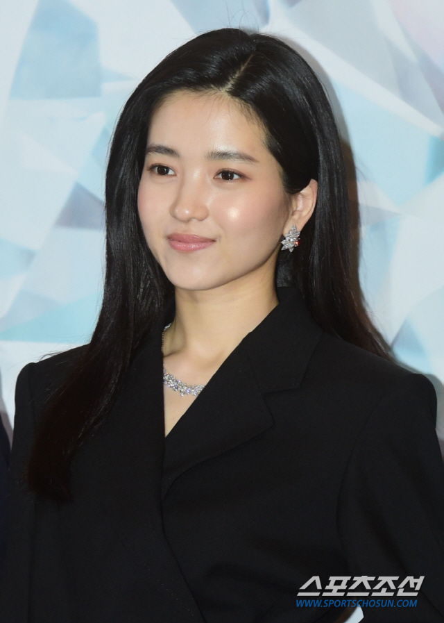 Actor Kim Tae-ri joins hands with Kim Eun-hee.Kim Tae-ri discussed the appearance of Kim Eun-hees new film, The Devil (Gase), and Kim Eun-hee will release a new film with SBS next year, an entertainment official said on the 29th.SBS said on the 9th that advertisers will be able to see the best anticipated work of 2022, Kim Eun-hees new work.Kim Eun-hee has received favorable reviews from viewers on SBS, leaving masterpieces such as sign, ghost and Three Days.Since then, I have created TVN and Signal, and I have also created Kingdom series with Netflix.Kim Eun-hees new work, which has always surprised viewers by revealing stories that are unpredictable and unimaginable, is expected.Especially recently, he said that he wanted to write a story about saving people through TVN Jirisan, so he is also attracting attention to the works to be released afterwards.Kim Tae-ri, who challenged the drama through Mr. Shine and Twenty-five Twenty-one, has already emerged as a belief after Girl.Mr. Sunshine, who he starred in, has already become so popular that it has already hit 18.1% (National Standard for Nielsen Korea Payed Furniture), and has also attracted attention in the film industry.Currently, he is waiting for the release of TVNs new drama Twenty-five Twenty-one. He is also waiting for his appearance to depict the youth of two men and women who met in the confusion of society.Kim Tae-ri, who goes between romance, youth and genre, will continue to play a role in the future. This is the first time Kim Eun-hee and Kim Tae-ri have met, especially in genres.Expectations are also focused on what results the two people who have been attracting the attention of viewers will produce.