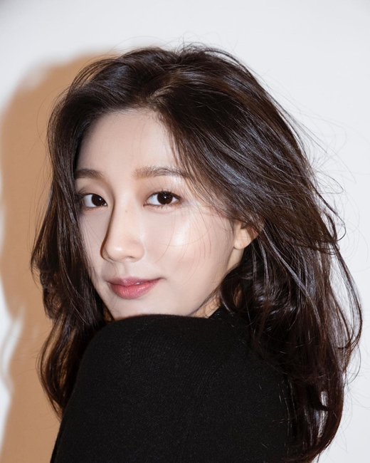 Jung Yein, 23, from girl group Lovelyz, showed off her superior beauty.Jung Yein released several photos on his Instagram on the 29th, and the beauty of Jung Yeins clear features filled with the screen in the photo catches the eye.Jung Yein made his debut as Lovelyz in 2014.Since then, he has been loved for producing a number of hits, including Candy Jelly Love, Hello (Hi~), Play Park, Ah-choo, and Destiny (My Earth).Last month Lovelyz walked their own way with the exclusive contract with Ullim Entertainment expired.