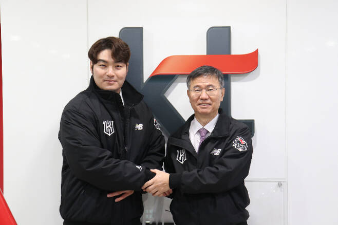 계약 직후 기념 촬영을 진행한 박병호와 kt sports 남상봉 대표이사. kt 제공