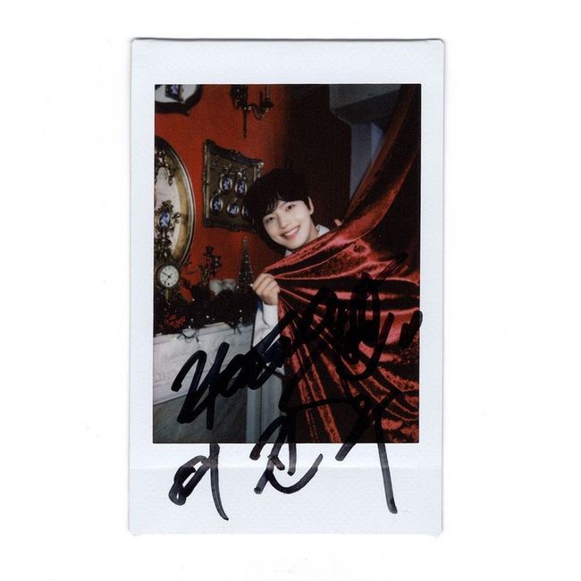 Yeo Jin-goo has released his Polaroid Corporation photo.On the afternoon of the 29th, actor Yeo Jin-goo posted several photos on his instagram with a tag called # woven # 9oogram.The photo shows various Polaroid Corporation photos of Yeo Jin-goo.Fans attention was focused on the warm appearance of Yeo Jin-goo hiding behind the curtains or holding a bouquet of flowers.Meanwhile, Yeo Jin-goo confirmed her appearance on TVNs new drama Link: Eat and Love, Kill.Link: Eat and Love, Kill is a Feeling Song Yo fantasy melodrama and an interesting human mystery drama that happens one day when a man suddenly becomes a womans Feeling Gong Yo (link) feels all her joys, sorrows and pains together.Yeo Jin-goo Instagram