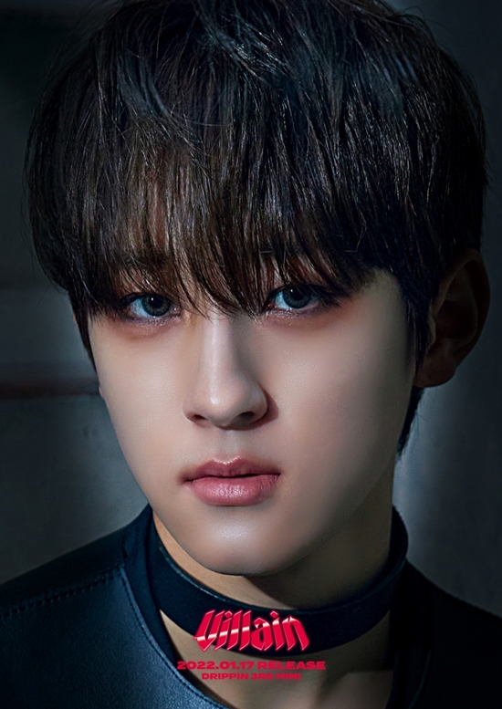 Woollim Entertainment, a subsidiary company, released its first concept photo of its third mini album Villain on the official SNS channel at 0:00 on the 29th.Cha Jun-ho, Hwang Yoon-sung, Lee-hyup, and Kim Min-seo in the concept photo emit intense eyes and captivate the eyes with a chic yet rebellious atmosphere.In particular, the members who completely digested the dark makeup predicted the refreshment and 180 degree changes that they boasted with their first single Free Pass, amplifying global fans expectations for Billon.Billon is a new album that dripin will show in about seven months after Free Pass.Dripin is once again on a global fanship hunt through Billon, which is fully armed with a deadly charm that has never been shown before.Dripins third mini album Billon will be available on various soundtrack sites on January 17, 2022 at 6 pm.Photo: Woollim Entertainment