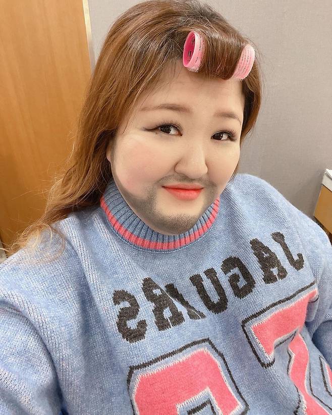 Lee Guk-joo posted a picture on his 28th day with an article entitled # Is something different? I do not have a sense of heterogeneity.Lee Guk-joo in the public photo is staring at the camera and taking a selfie. Lee Guk-joo naturally digests the beard makeup and smiles at the viewers.So Jung Joo asked, What are you writing filters? And Park Sung-gi attracted attention by leaving a comment saying, Its cool but beautiful.Meanwhile, Lee Guk-joo is appearing on tvN Comedy Big League.Photo: Lee Guk-joo Instagram