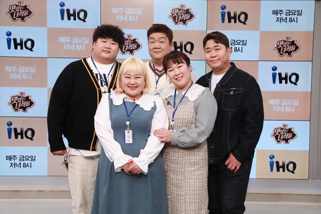 Seoul = = Delicious Guys can succeed in TV viewer ratings rebound after joining Hong Yoon Hwa, Kim Tae-won?The Delicious Guys, which was first broadcast in 2015, was loved by the kindly advanced Mukbang program of the taste-conscious people.However, after Kim Joon-hyun got off this year, he went on to become a three-person system, and TV viewer ratings fell and he was slowed down.The crew decided to join the new taste Hong Yoon Hwa and Kim Tae-won.This PD had a lot of trouble to change as Kim Joon-hyun fell out and became a three-member system.I really had a lot of troubles (before joining a new member), he said. What if I changed it, what if I did the picture that five people tried, I also discussed it with the existing members, he said, explaining the reason for the change in the system.Hong Yoon Hwa and Kim Tae-won have a sincere and knowledge of food, he said.Hong Yoon Hwa said he felt like joining the program. I feel like Im going to school. I feel burdened even if I want to do well.My husband Kim Min-ki liked to join the delicious guys, and he liked to reduce the food cost.Kim Tae-won said, I was lying down and received a phone call, but I was as happy as when I passed the bond test. I did not tell my parents because I asked them to keep it secret for three weeks, but it was too hard.I also cheered a lot except for one of my friends, he said. Kim Soo-young was struggling to tell me why he did not come in.The members gathered their mouths and cited Kim Tae-won as a dark horse flavor.Mun Se-yun praised Kim Tae-won for his great knowledge of food, and Yu Minsang said, Kim Tae-won eats really well.Kim Tae-won said, Yu Minsang is a rival of Mukbang and laughed because he said, There is more to shed than to eat. The existing members conveyed the atmosphere after joining the new members. Mun Se-yun said Hong Yoon Hwa and Kim Min-kyung were taking care of each other.So Hong Yoon Hwa said, Min Kyung sister and I often take care of each other. Mun Se-yun laughed, saying, I thought we were playing each other and fighting.Kim Min-kyung said, I feel good because the bright energy comes in. The brightness of Yoonhwa brightens the atmosphere. Mun Se-yun said, Yoonhwa is an atmosphere maker.Also, the existing members showed their affection for delicious guys. Mun Se-yun asked if there was any complaint about the program. Delicious guys is a program that gave birth to me.I think that it is a betrayal, he said. But there are times when the number of people is reinforced and the valve is placed at the table of four people.This PD recently said that the delicious guys TV viewer ratings have been lowered, saying, I think there may have been various causes, although Kim Joon-hyun has been affected.So the new member came in, he said. The goal is to raise TV viewer ratings well. In the meantime, if it exceeds 1%, it will give a gold pig to the members as a gift.Meanwhile, Delicious Guys, joined by new members Hong Yoon Hwa and Kim Tae-won, will take off the veil at 8 pm on the 31st.