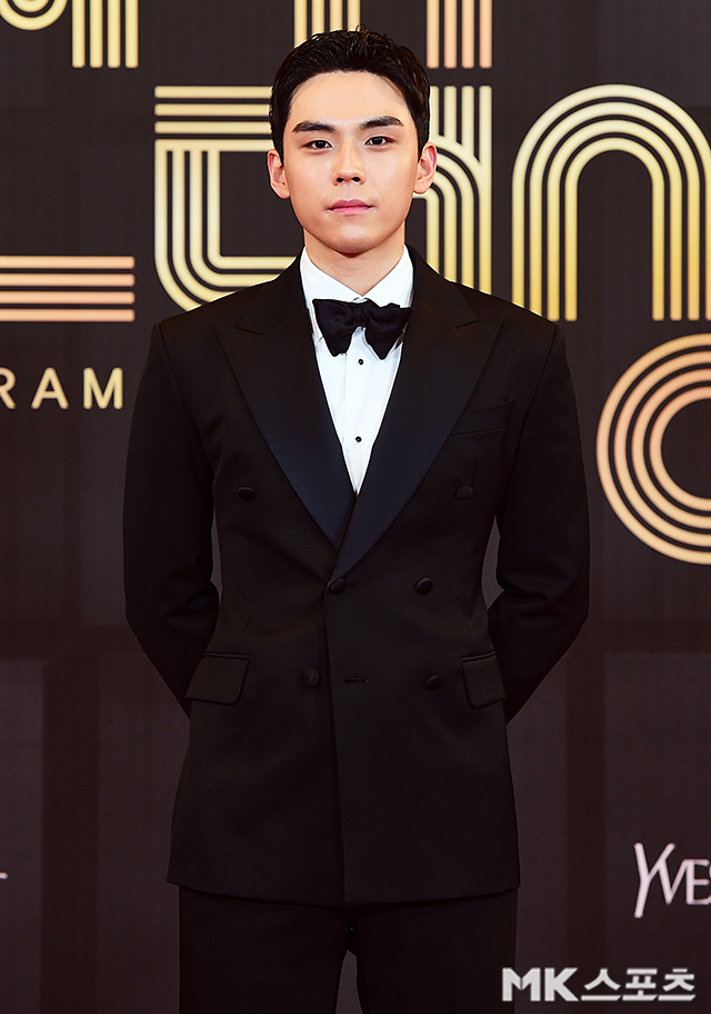 Actor Kim Do-hoon attended the awards ceremony of 2021 MBC Acting Grand Prize on the afternoon of the 30th and has photo time.