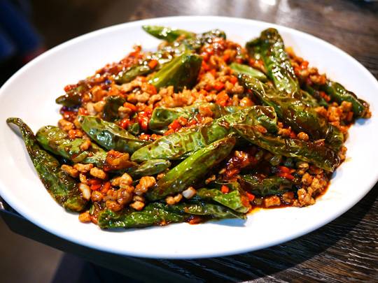 서울 연남동의 상해소흘에서 내는 후피칭지아오(虎皮靑椒). 매운 고추와 다진 고기를 고추기름으로 볶아내는 메뉴다. 한자에 ‘범 호(虎)’ 자가 들어가는 건 완성된 음식의 색이 호피 무늬처럼 보인다고 해서다. 우리말 메뉴로는 ‘호랑이고추’다.