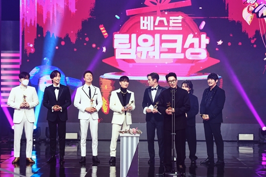 At the 2021 MBC Broadcasting Entertainment Grand prize held on the 29th, Yoo Jae-Suk of Hangout with Yoo was announced as the Grand Prize winner of the honor.Yoo Jae-Suk continued the craze of MBC representative entertainment Hangout with Yoo this year.As a first-class contributor to the popularity of Hangout with Yoo, which has excited the whole country including MSG Wannabe, it has proved the constant top model spirit that has continued since Infinite Top Model, especially Top Model, regardless of any project with various fellow entertainers.Yoo Jae-Suk won the Grand Prize trophy on the day and wrote a total of 18 Grand Prize awards including MBC, KBS, SBS, and Grand Prize.It is the eighth Grand prize in MBC alone, and it is the Grand prize for the second consecutive year since last year.The only one-time rookie was Jeong Jun-ha and Shin Ji in the radio category, and the female newcomer was Lee Mi-joo of Hangout with Yoo and the male newcomer was Park Jae-jung of Hangout with Yoo.Especially, in the 2021 MBC Broadcasting Entertainment Grand prize, Hangout with Yoo team won various awards such as Grand prize Yoo Jae-Suk as well as Entertainment Program of the Year, Womens Grand Prize, New Artist Award, Best Couple Award, Best Teamwork Award, Best Character Award.- Grand prize: Yoo Jae-Suk- Entertainment Program of the Year award: Hangout with Yoo- Entertainment of the Year: Kim Gura, Kim Sung-joo, Park Na-rae, Yoo Jae-Suk, Lee Young-ja, Jeon Hyun-moo- PD Award: I live alone- Achievement Award: Ha Chun-hwa- Womens Grand Prize: Shin Bong-sun- Male Grand Prize: Ahn Jung-hwan, Gian 84- Radio Award: Jang Sung-gyu- Womens Excellence Prize: Hong Hyun-hee- Male Excellence in Music Talk: Yoo Se-yoon- Variety Division Mens Excellence Prize: Jang Dong-min- Radio Excellence Prize: Moon Cheon-sik, Musi, Ahn Young-mi- Female Rookie of the Year: Lee Min-Ju- Male Rookie: Park Jae-jung- Radio Rookie of the Year: Jin Jun-ha, Shin Ji- Womens MC Award: Park Sun-young- Mens MC Award: Boom- Best Couple: Yoo Jae-Suk, Lee Min-Ju, Haha- Best Teamwork Award: MSG Wannabe- Best Character Award: Jin Jun-ha, Haha- Best Entertainer Award: Yang Se-hyeong, Yoo Byeong-jae- Popular awards: Kim Jong-min, Sandara Park, Kee- Special prize: After-school thrill- Artist of the Year Award: Park Hyun-jung- Digital Contents Awards: Change Holmes- Radio Division Contribution Award: NC Universe- Radio Division Artist of the Year Award: Park Se-hoon- Radio Special Award: Min-Ju, Heo Il-hu- Artist of the Year Award in the current affairs and culture category: Min-Ju- Special Prize in Current Affairs and Culture: Kang Da-som, Oh Eun-young, Jung Jun-hee
