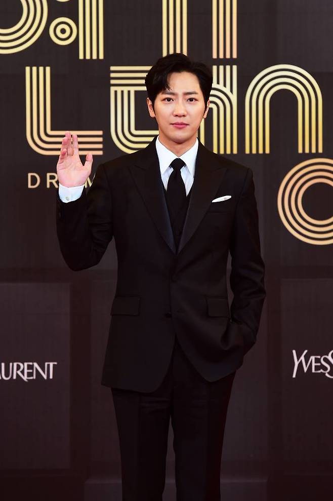 배우 이상엽이 30일 오후 비공개로 진행된 2021 MBC 연기대상 레드카펫 행사에 참석해 포즈를 취하고 있다. /사진제공=MBC 2021.12.30 /사진=이동훈 기자 photoguy@