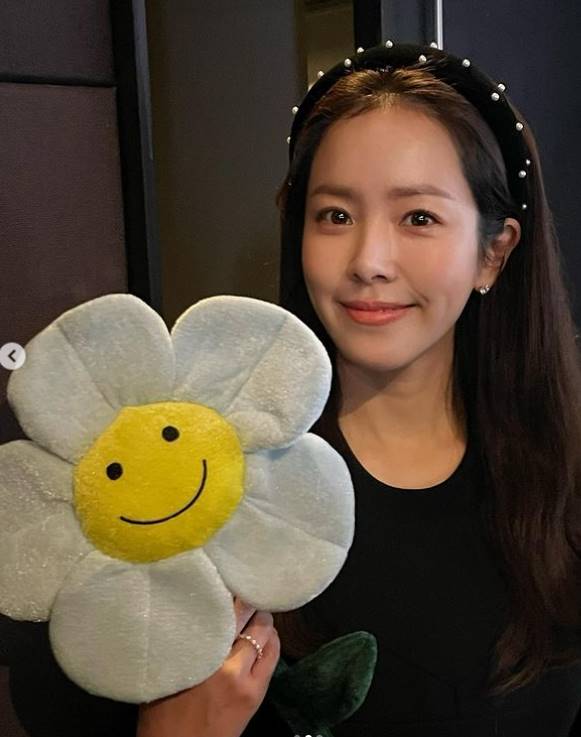Actor Han Ji-min showed off her beauty.Han Ji-min posted a picture on the 30th instagram with an article entitled Happy! One day.# Happy New Years release! # You can see it in Tving, he added.Han Ji-min, who was in the public photo, showed off her lovely charm with a calyx pose. Han Ji-min, who held a flower doll, attracted attention with a fresh smile.The movie Happy New Year, starring Han Ji-min, depicts the story of people who have visited the Hotel Emrose with their own stories and making their own connections in their own way.You can meet Tving at the theater.PhotoHan Ji-min Instagram