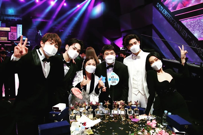 Broadcaster Jun Hyun-moo has released a group shot of I live alone.Jun Hyun-moo posted a picture on his 30th afternoon through his instagram saying, Happy New Year for you.Jun Hyun-moo added, In 2022, I will be living alone. Our Rainbow family has suffered this year. In the open photo, Jun Hyun-moo poses with Kian84, Key, Park Na-rae, Sung Hoon and Hwasa.On the other hand, Jun Hyun-moo and Park Na-rae won the PD Award for I Live Alone at the 2021 MBC Broadcasting Entertainment Grand Prize held on the 29th, and Kian84 and Kee received the Best Male Award and the Popular Award respectively.