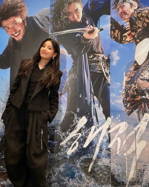 Actor Han Hyo-joo shows off her water-soaked beautyOn the afternoon of the 30th, Han Hyo-joo posted a picture on his instagram with the phrase The Pirate Movie Gazia!!!!In the photo, Han Hyo-joo took a picture at the production report of the film The Pirate Movie: Guardian: The Lonely and Great God Flag.The appearance of smiling in front of the poster with his face was lovely.Meanwhile, the film The Pirate Movie: Guardian: The Lonely and Great God Flag, which depicts the Spectacle adventures of The Pirate Movies, gathered in Sea to become the master of the royal treasure that disappeared without trace, is due for release in January 2022.