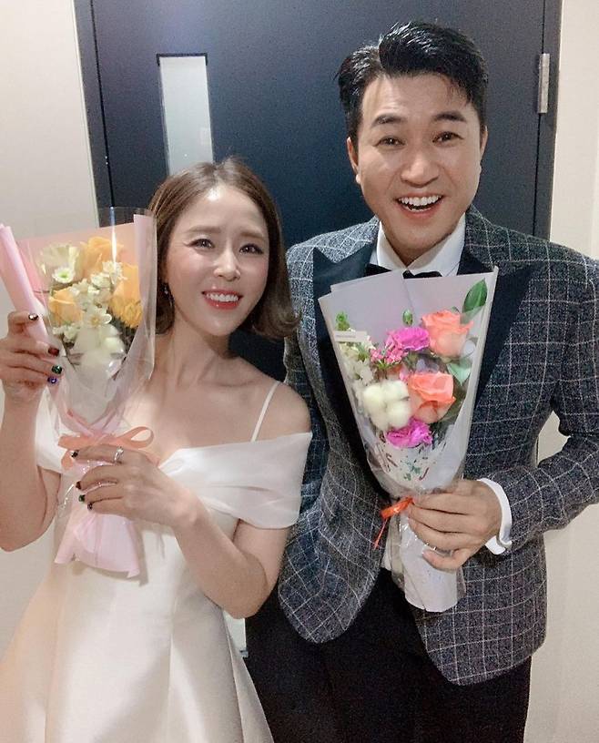 Shin Ji posted a picture on his 30th day with his article Congratulations on the popularity of the leader following my radio Rookie award ~ This is the first time that two people won the entertainment award together # Koyote # Kim Jong-min # Shin Ji # Forever # Thank you.In the open photo, Shin Ji stands side by side with Kim Jong-min and leaves a certification shot with a bouquet of flowers.Shin Ji and Kim Jong-min won the Rookie Award and the Popular Award at the 2021 MBC Entertainment Awards held on the 29th.The pair pose in tuxedos and dresses, respectively, with still warm two shots of Koyote bringing the smiles of the viewers.On the other hand, Shin Ji is working on MBC standard FM Jeong Jun-ha, Shin Jis a single bungle show with Jin Jun-ha.Photo: Shin Ji Instagram
