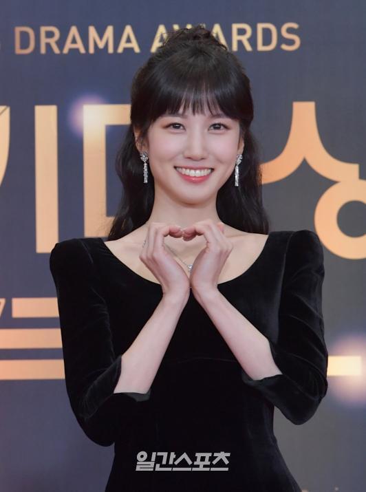 Actor Park Eun-bin poses on the red carpet of 2021 KBS Acting Grand Prize held at KBS in Yeouido, Seoul on the night of the 31st.