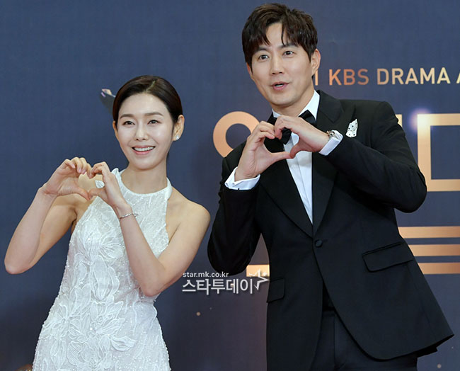 Actor Tam-hee Park Ryu Jin poses at the awards ceremony of 2021 KBS Acting Grand Prize held at KBS, Yeouido, Seoul on the afternoon of the 31st.