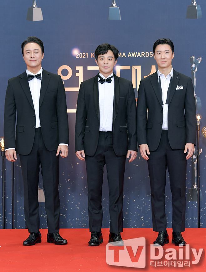 The awards ceremony for 2021 KBS Acting Grand Prize was held at KBS, Yeouido, Seoul on the evening of the 31st.Choi Dae-chul Kumho Seok Jin Hui Ok, who attended the awards ceremony red carpet event, is taking a pose.
