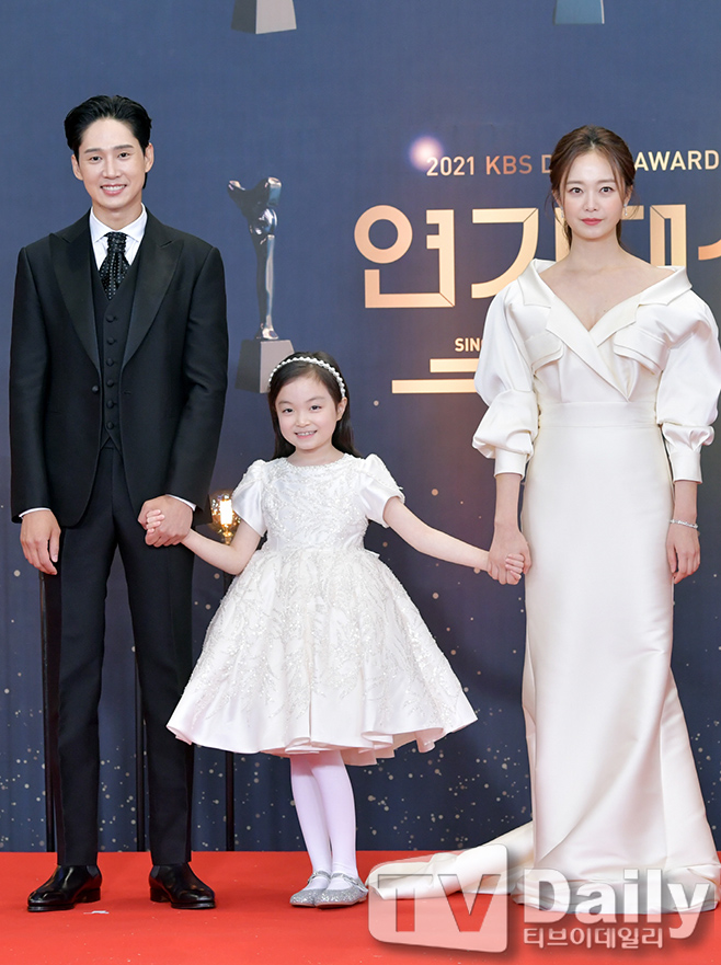 The awards for the 2021 KBS Acting Grand Prize were held at KBS, Yeouido, Seoul on the evening of the 31st.Park Sung-hoon Kim Yoon-seul Jeon So-min poses at the awards red carpet event.