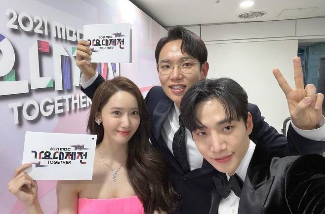 Im Yoon-ah and Lee Joon-ho drew attention with fantasy Kemi.On the 31st, Im Yoon-ah posted a picture on his instagram with an article entitled Oh my... red end of my sleeve.The photo shows two shots of Im Yoon-ah and Lee Joon-ho, who showed off their fantasy Kemi.In particular, Lee Joon-ho caused a heartbeat by catching the sleeves of Im Yoon-ah in intense red color costumes.Im Yoon-ah also unveiled the 3MC complete body with the article Meet me at the mbc song festival this year. Im Yoon-ah showed off her goddess beauty in a pink tube dress.Lee Joon-ho turned into a gentle gentleman with a bow tie, and Jang Sung-kyu led a cheerful atmosphere with his unique energy.Meanwhile, the 2021 MBC Song Festival will be broadcast today (31st) at 8:40 pm with the progress of Im Yoon-ah, Lee Joon-ho and Jang Sung-kyu.